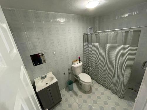 a bathroom with a shower and a toilet and a sink at Oaxaca Express, comodidad y cercania al centro in Santa Lucía