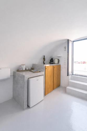 Dome suite,hot tub,sea view in Firostefani!
