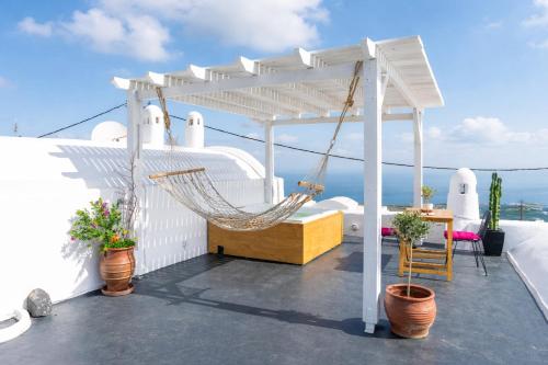 Dome suite,hot tub,sea view in Firostefani!