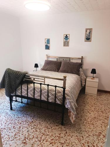 a bedroom with a large bed and two lamps at Casa Corzo in María