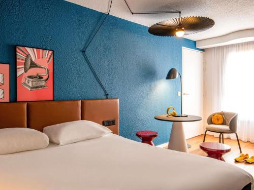 Llit o llits en una habitació de ibis Cannes Centre