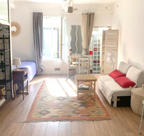 a living room with a couch and a rug at MataDoora in Nîmes