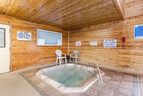 a room with a hot tub in a wooden wall at Urban Inn & Suites in Boise