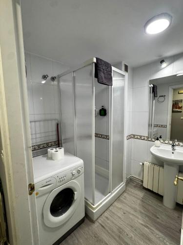 a bathroom with a washing machine and a sink at PASEO CASCO ANTIGUo in Lugo