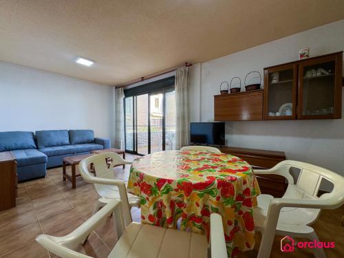 a living room with a table and chairs and a couch at Poble Mar 8 in Oropesa del Mar
