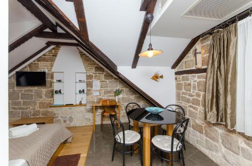 Apartment and Rooms Desideria