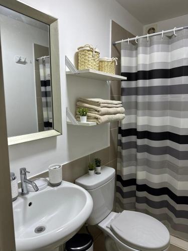 a bathroom with a sink and a toilet and a shower at Apartment in Lima JM in Lima