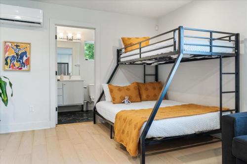 a bedroom with two bunk beds in a room at Modern Downtown Apt Fast Wi-Fi & Parking in Austin