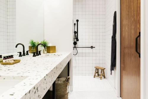 a bathroom with two sinks and a shower at Silver Lake Pool & Inn in Los Angeles