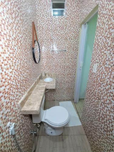 a bathroom with a toilet and a sink at Pousada Aconchego em Mundaú in Trairi