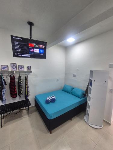 a room with a bed in a room with a scoreboard at Aconchego do Caju in Arraial do Cabo