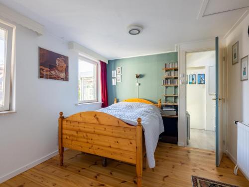 a bedroom with a wooden bed in a room at Wadjuweel in Lauwersoog