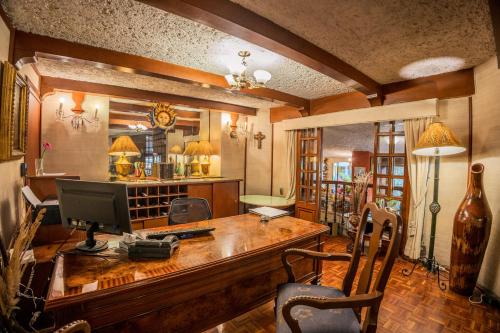 a room with a computer on a wooden desk at Hotel La Mansion del Sol in Guadalajara