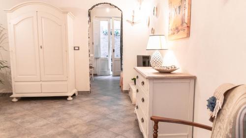 a hallway with a dresser and a mirror at Chibedda Dimora Lia in Acitrezza
