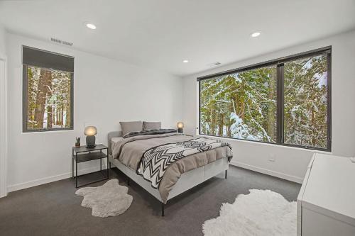 a bedroom with a bed and a large window at Baernhaus in Government Camp