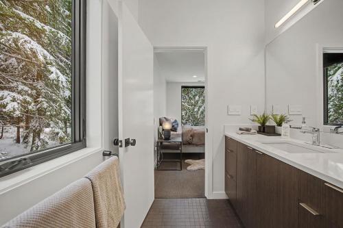 a bathroom with a sink and a window at Baernhaus in Government Camp