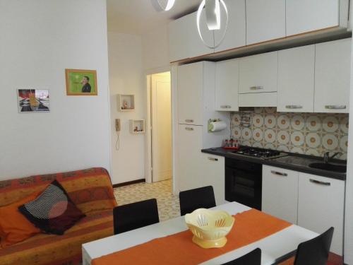 kuchnia oraz salon ze stołem i kanapą w obiekcie Appartamento Coleman w mieście Terracina