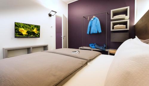 a bedroom with a bed and purple walls at Casa Alla Lega in Arco