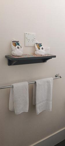 a bathroom with towels on a towel rack at Memphis Motor Inn- UNDER NEW MANAGEMENT in Parkes