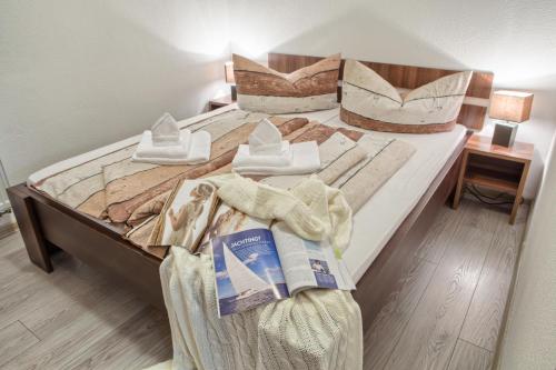 ein Schlafzimmer mit 2 Betten und Handtüchern darauf in der Unterkunft Apartman Chopok Juh Ema Superior in Tale