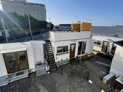 a house being constructed on top of a building at コンテナホテルハコネル in Shirahama