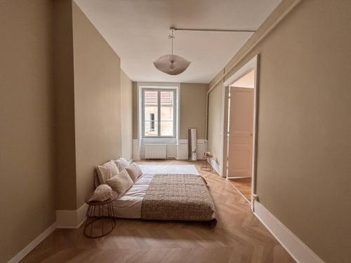 a living room with a bed and a window at Maison Léon in Dole