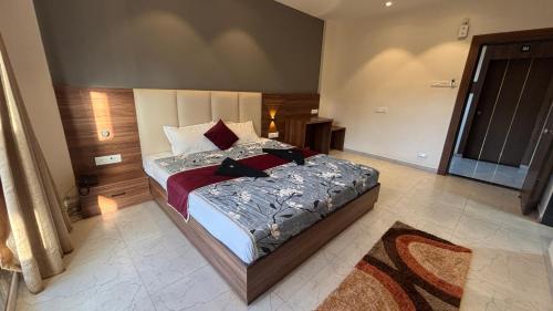 a bedroom with a large bed in a room at Shrileela Beach Resort in Murūd