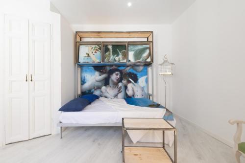 マドリードにあるYaizaのベッドルーム1室(壁に絵画が描かれたベッド1台付)