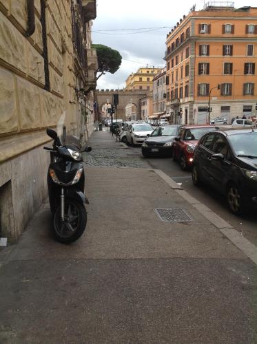 ローマにあるA casa di Fiammaの通路脇に停まったスクーター