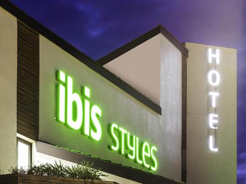 a building with a sign that reads los singles at ibis Styles Niort Poitou Charentes in Vouillé