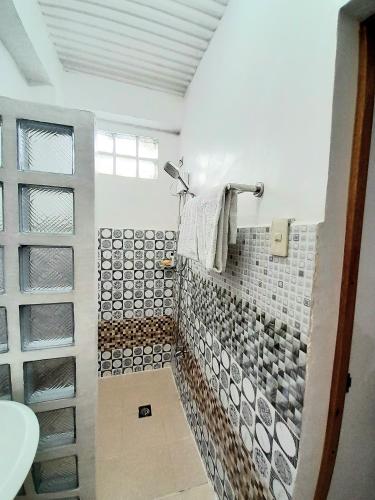 ein Badezimmer mit Waschbecken und Dusche in der Unterkunft Solmana Suites in Sampong