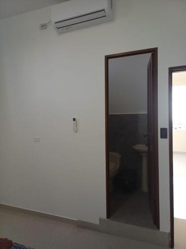 ein Badezimmer mit Spiegel und Toilette in der Unterkunft Casa Puka in Puerto Baquerizo Moreno