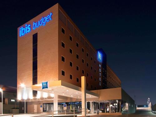 a building with a blue sign on the side of it at ibis budget Campo Grande in Campo Grande