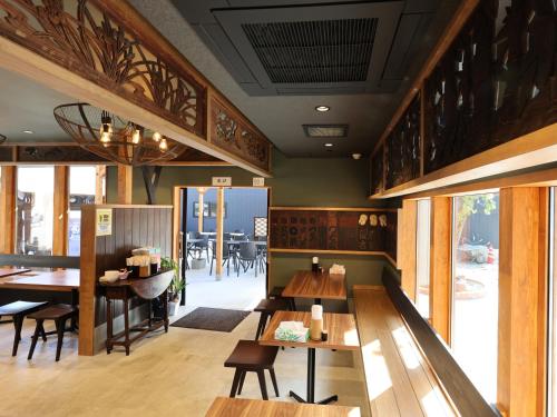a dining room with wooden tables and chairs at 虎屋旅館 in Kotohira