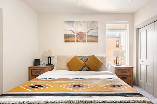 a bedroom with a bed and a painting on the wall at Riverwalk Pool View Condo Pets Free Parking in San Antonio