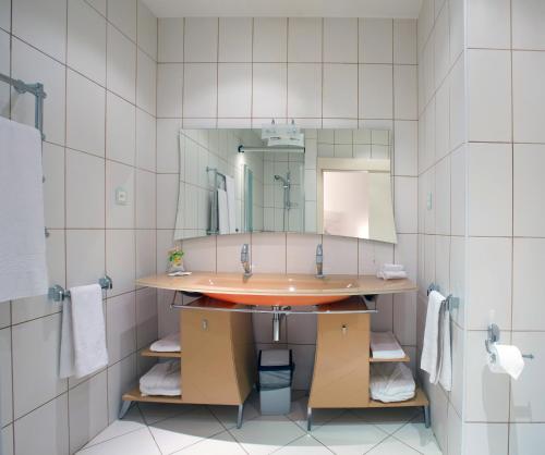 ナーベレジヌイェ・チェルヌイにあるHotel Swiss Houseのバスルーム(洗面台、鏡付)