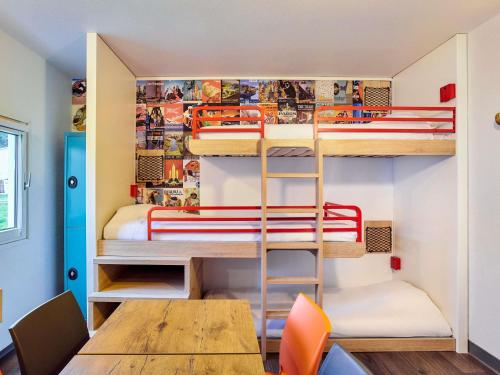a small room with bunk beds and a table at hotelF1 Clermont Ferrand Est in Clermont-Ferrand