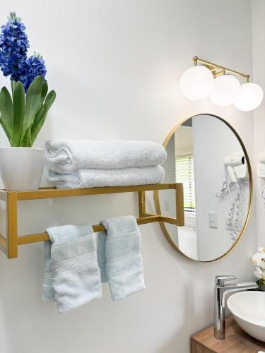 a bathroom with a shelf with towels and a mirror at Suite Palm in Palma