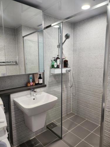 a bathroom with a sink and a shower at 히얼마리나 in Ungch'ŏn-ni