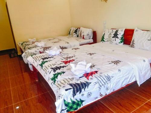 two beds sitting next to each other in a room at KOHRONG khmerhome in Kaôh Rŭng (3)