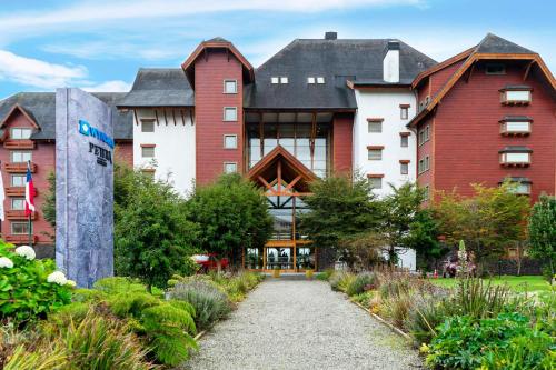 Wyndham Puerto Varas Pettra — Property building