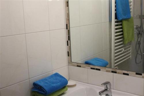 ein Badezimmer mit einem Waschbecken, einem Spiegel und einem WC in der Unterkunft SchormisBleibe in Schwendau