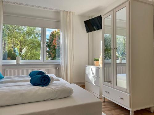 a bedroom with a bed with a large window at Haus-Jenina-Ferienwohnung in Cuxhaven