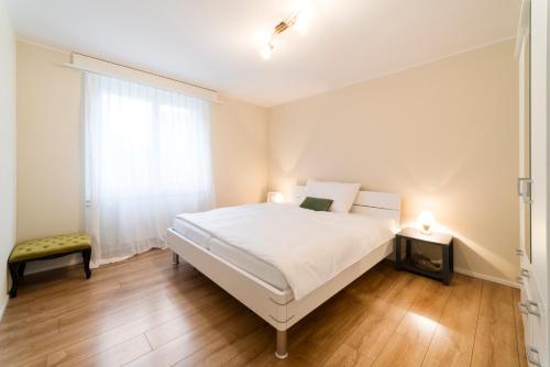 Кровать или кровати в номере RELOC Serviced Apartments Wallisellen Bhf.