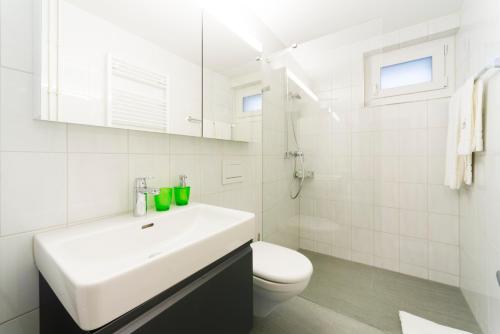 Ένα μπάνιο στο RELOC Serviced Apartments Wallisellen Bhf.