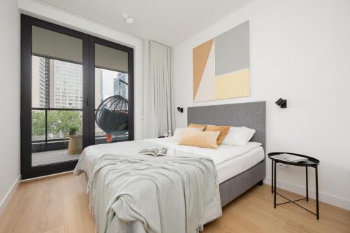 Warsaw Luxury Apartment with Parking in the City Centre by Renters Prestige