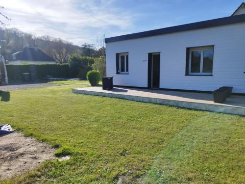 a small white house with a grass yard at Studio de Marie in Bordeaux-Saint-Clair