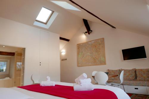 une chambre avec un grand lit avec une couverture rouge dans l'établissement Apartments Cosy, à Paris