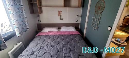 a small bed in a small room at Camping les dunes Torreilles Plages - Bungalow M027 chez D&D in Torreilles