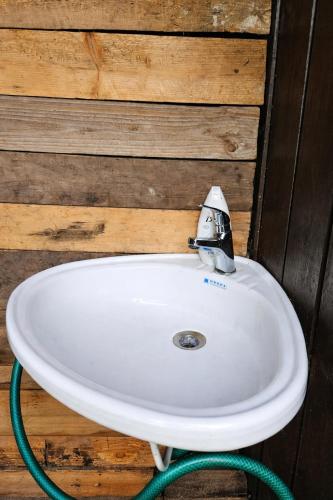 ein Badezimmerwaschbecken mit einem Wasserhahn darauf in der Unterkunft Only Meadow in Kolárovice